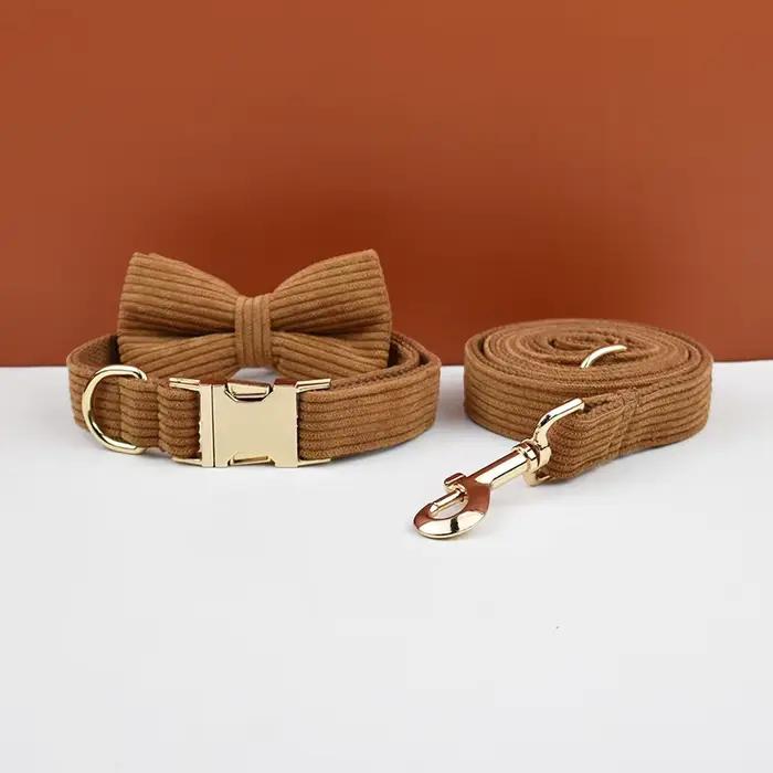 Ensemble collier et laisse pour chien en velours côtelé caramel, plaque nominative gravée sur mesure