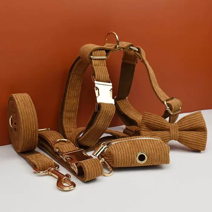 Ensemble collier et laisse pour chien en velours côtelé caramel, plaque nominative gravée sur mesure