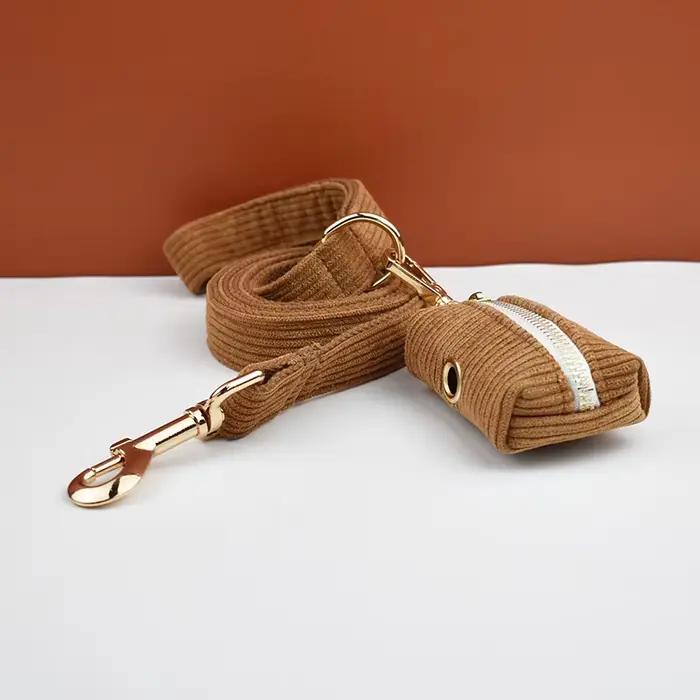 Ensemble collier et laisse pour chien en velours côtelé caramel, plaque nominative gravée sur mesure