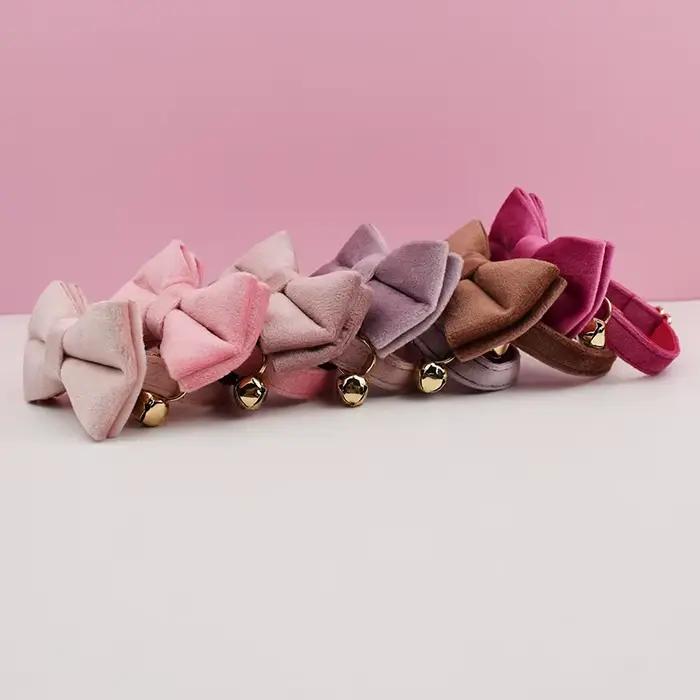 Collier pour chat en velours personnalisé avec plaque nominative, clochette et nœud papillon – Colli