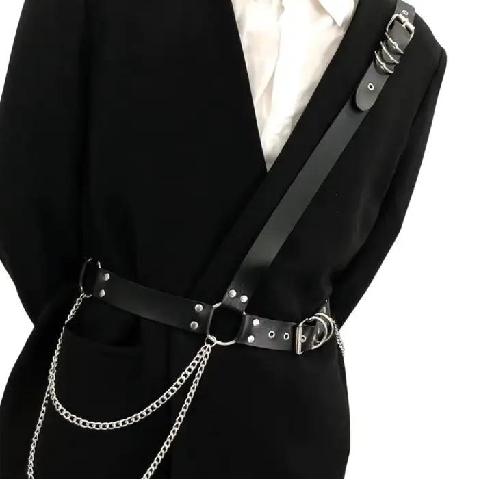 Harnais à taille 39BB avec sangles noires d'aspect PU quincaillerie en métal pour des looks mode photo superposés