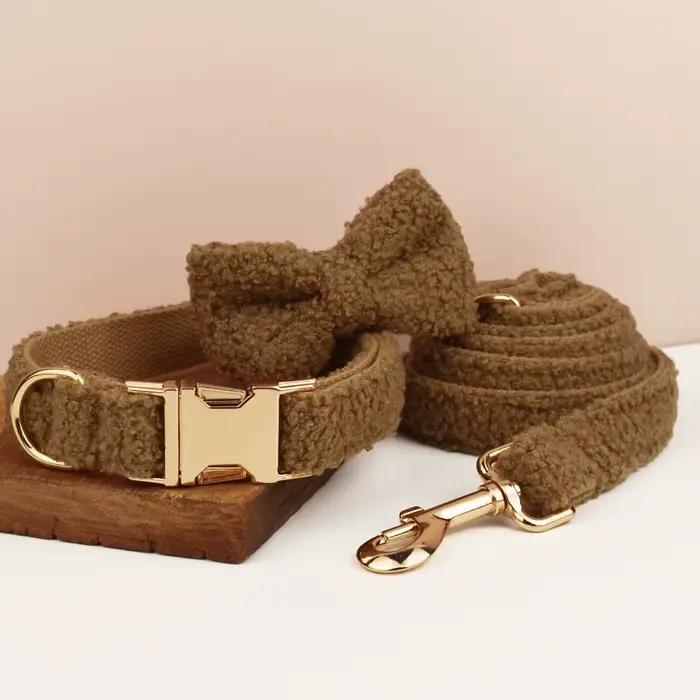 Collier pour chien en peau d'agneau tricoté à la main