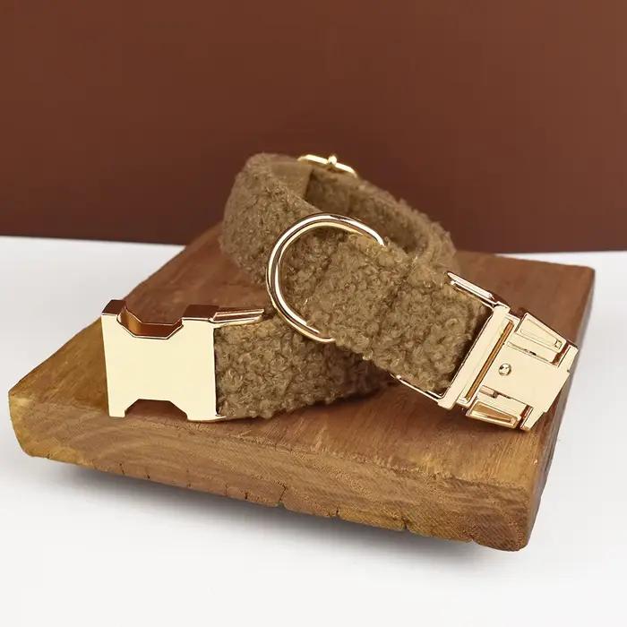 Collier pour chien en peau d'agneau tricoté à la main