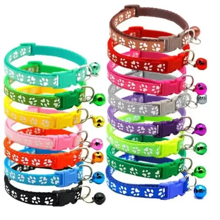 Collier pour animaux de compagnie avec cloche empreinte de dessin animé coloré chien chiot chaton anneau de sécurité