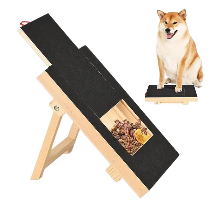 Grattoir en bois pour chiens avec boîte à friandises intégrée, plateau de coupe-griffes, surface en papier de verre à conception coulissante, jouet à gratter