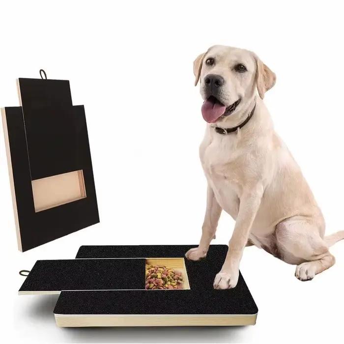Grattoir en bois pour chiens avec boîte à friandises intégrée, plateau de coupe-griffes, surface en papier de verre à conception coulissante, jouet à gratter