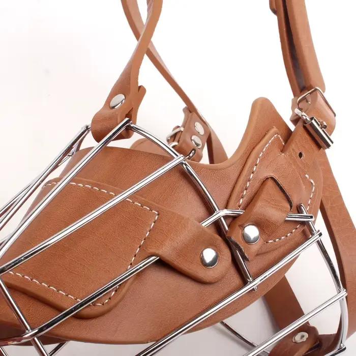 Muselière en cuir et métal pour chien