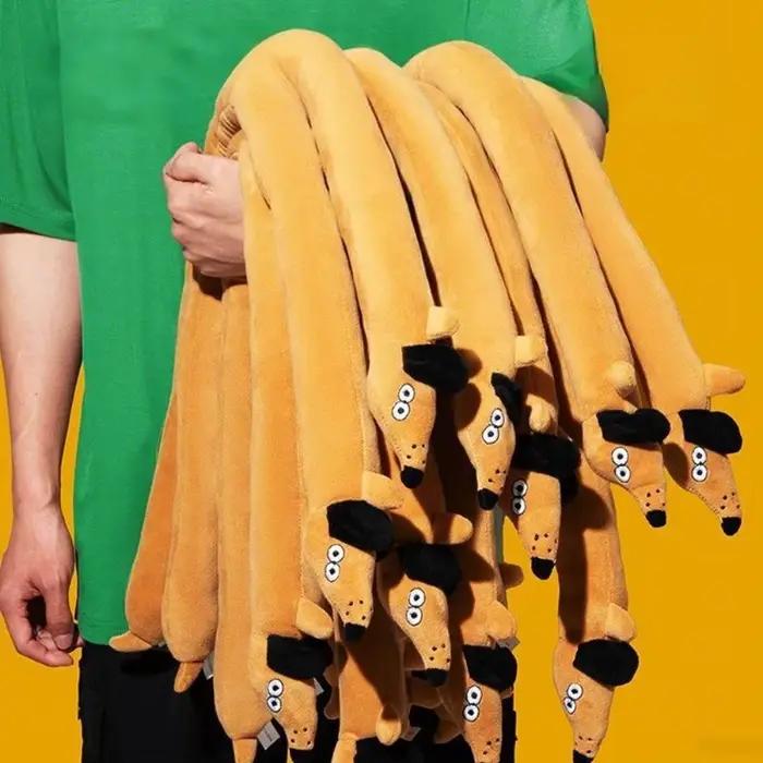 Peluche chien saucisse allongée avec couineur pour jeu interactif et soulagement de l'ennui
