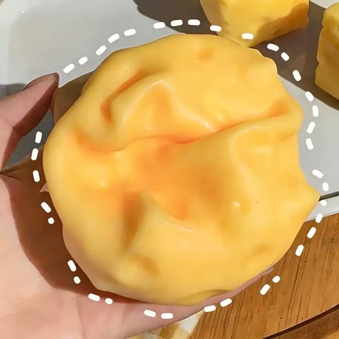 Jouet géant en forme de fromage à presser