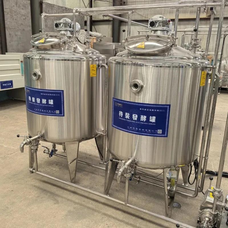 Ligne de production industrielle de yaourt avec cuve de fermentation et pasteurisateur