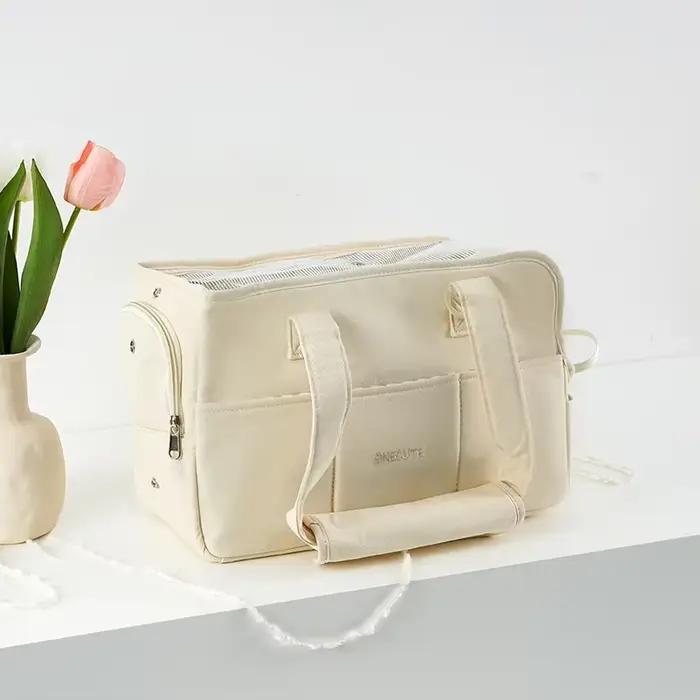 Les animaux de compagnie sortent et emmèlent leurs chiots. Les sacs à bandoulière portables sont adaptés aux chats et