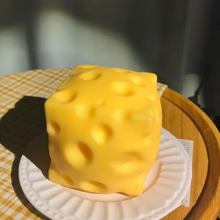 Jouet géant en forme de fromage à presser