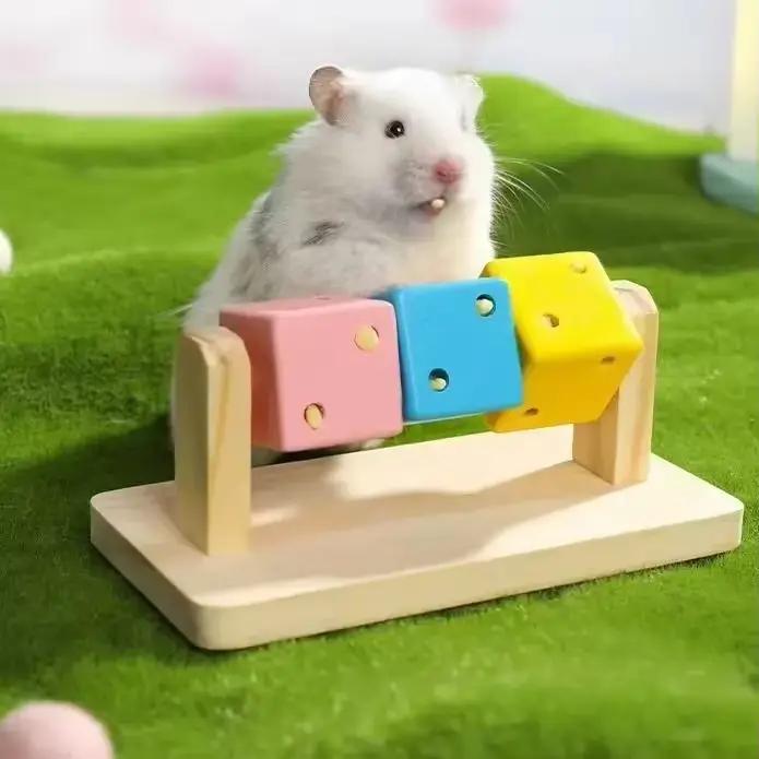 Jouet à mâcher interactif en bois coloré en forme de cube Rubik