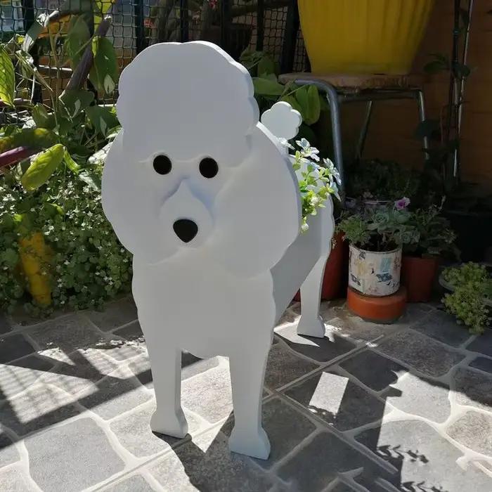 Pot de fleurs en forme de chien pour jardin