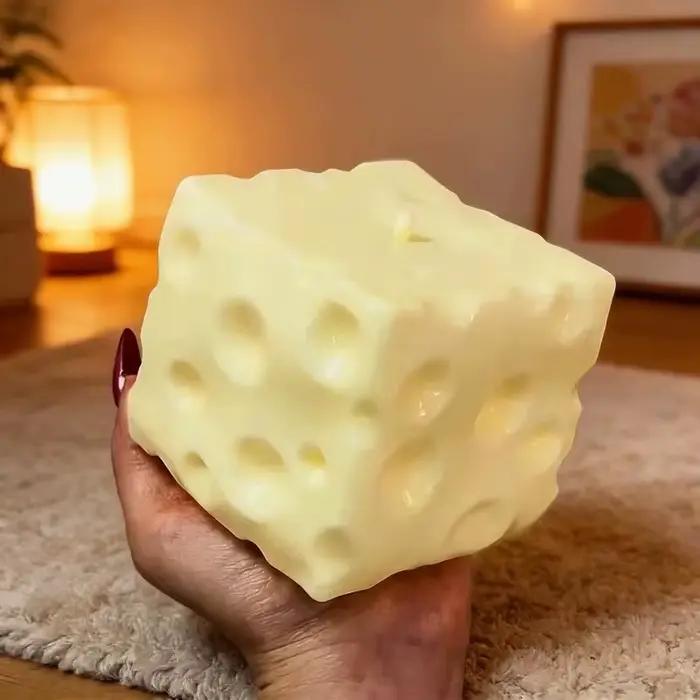 Jouet géant en forme de fromage à presser
