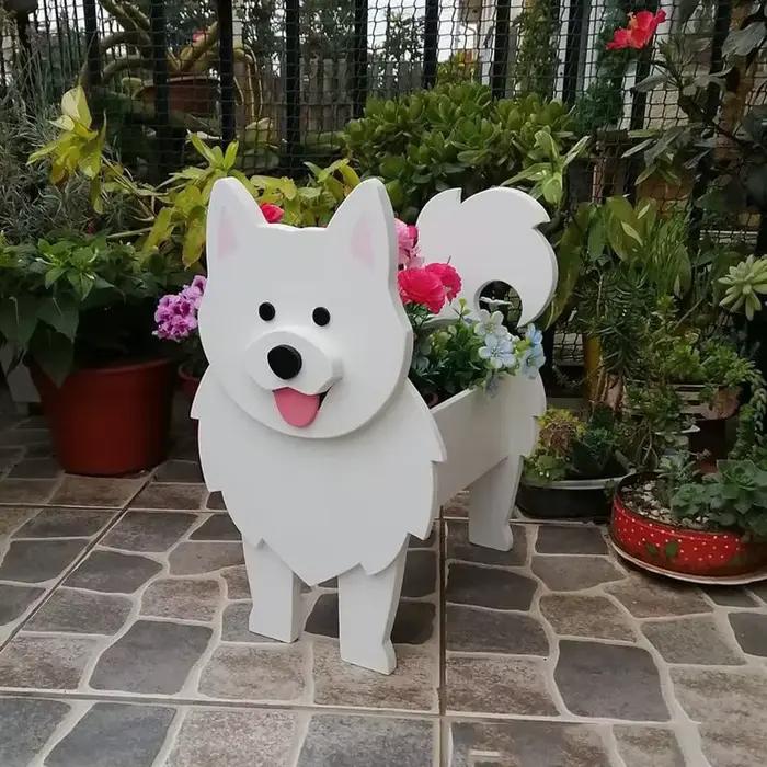 Pot de fleurs en forme de chien pour jardin