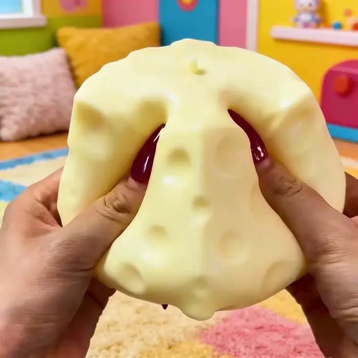 Jouet géant en forme de fromage à presser
