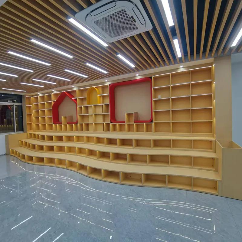 Combinaison d'échelle de forme spéciale, bibliothèque incurvée, rangement creux, grande bibliothèque de maternelle, bibliothèque simple en bois