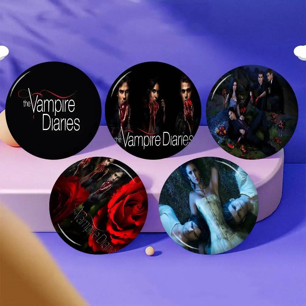 Classique The Vampire Diaries 58mm mignon Anime Figure icône Badge à la main en fer blanc broche pour sac à dos vêtements poitrine ornement cadeaux